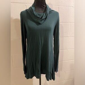 Cuddle Duds dark green cowl neck long sleeve hi-low slinky tunic sweater. Size M
